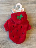 Carica l'immagine nel visualizzatore della galleria, Felpa Strawberry per Cani con Cappuccio – XS 25 cm
