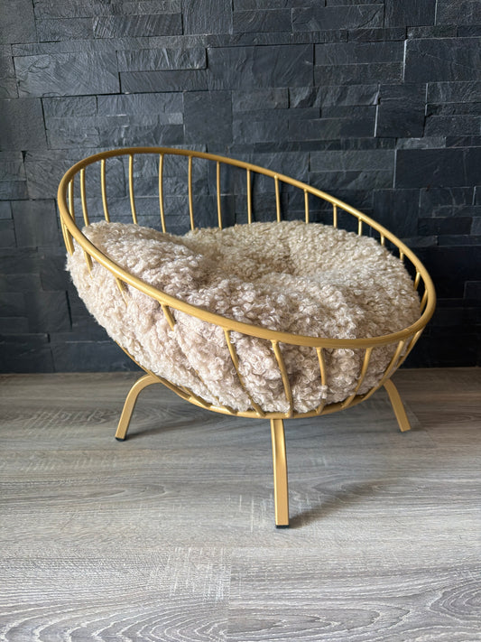 Cuccia Rotonda Dorata con Cuscino Bouclé – Eleganza e Comfort
