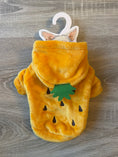 Carica l'immagine nel visualizzatore della galleria, Felpa Strawberry per Cani con Cappuccio – XS 25 cm
