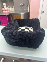 Carica l&#39;immagine nel visualizzatore di Gallery, Cuccia Deluxe in Peluche per Cani e Gatti - Comfort e Stile in 50x40 cm
