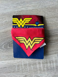 Carica l'immagine nel visualizzatore della galleria, Collare Wonder Woman DC Comics con Bandana – Rosso | Regolabile 25–40 cm
