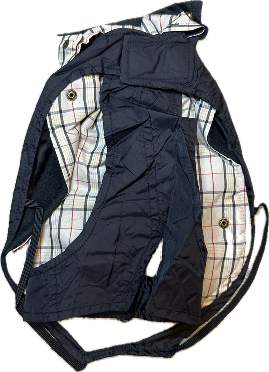 Impermeabile nero con interno tartan e fodera in pile