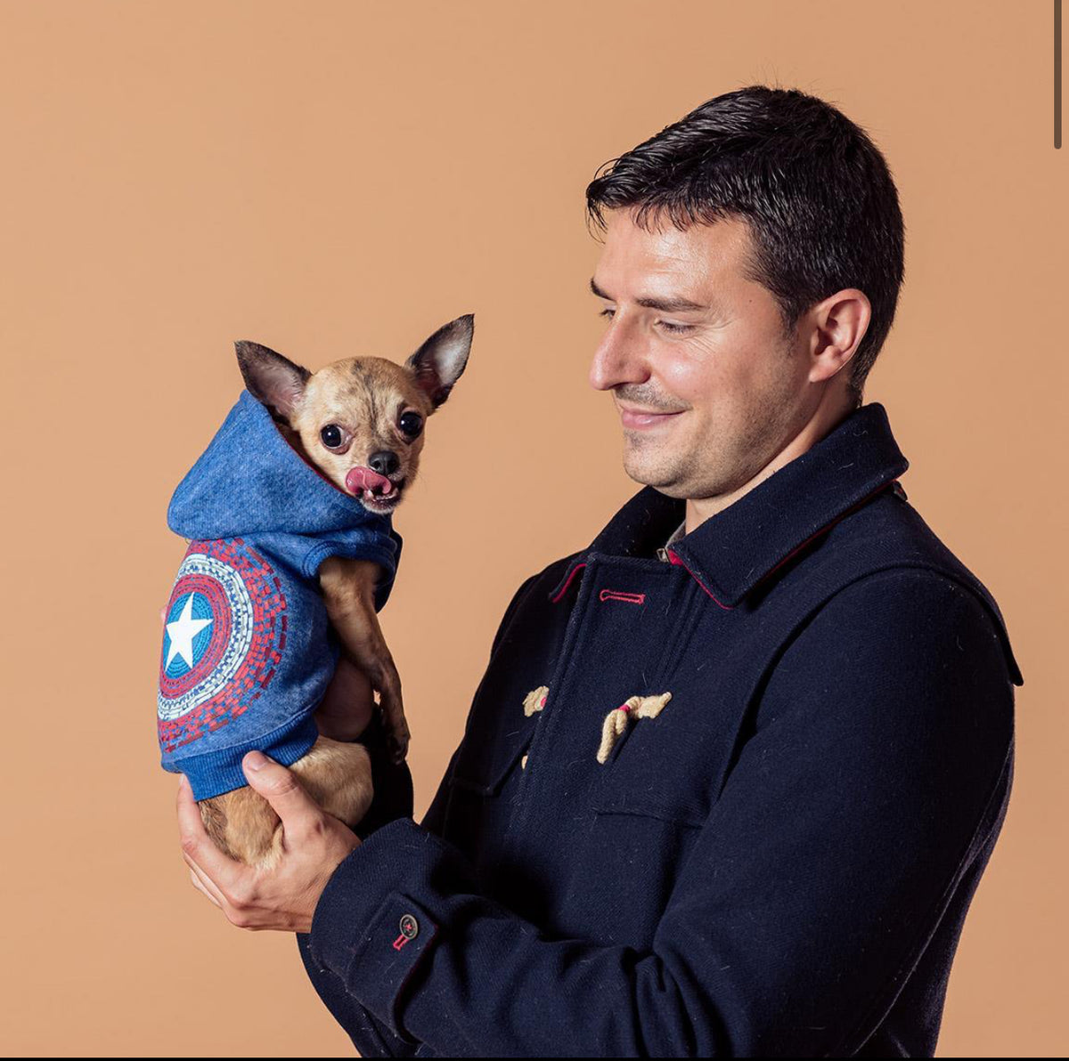 Felpa Capitan America: Proteggi il Tuo Cane con lo Scudo del Supereroe