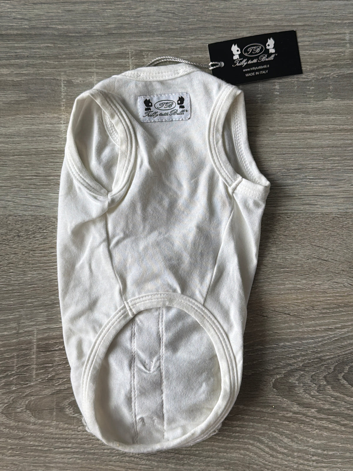 Maglietta Elegante per Cani Trilly Tutti Brilli – Bianco Panna con Pizzo Floreale e Bottoni Decorativi