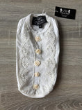 Carica l'immagine nel visualizzatore della galleria, Maglietta Elegante per Cani Trilly Tutti Brilli – Bianco Panna con Pizzo e Bottoni Decorativi
