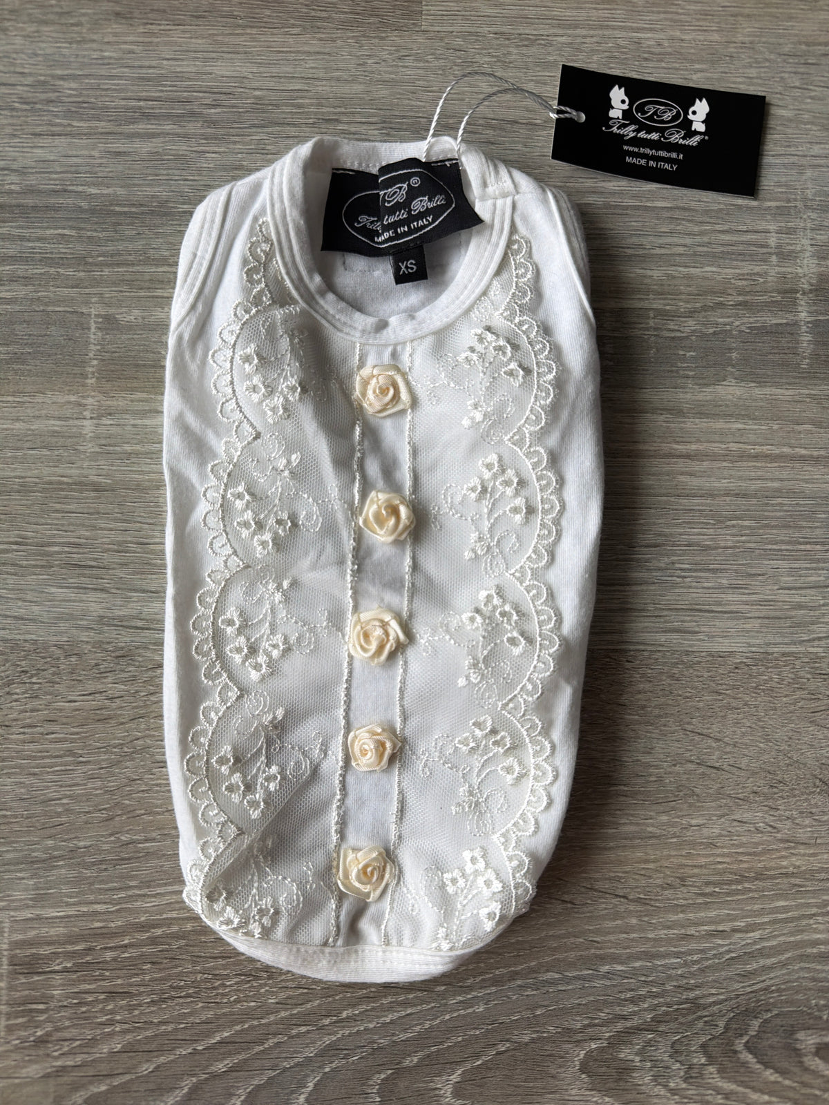 Maglietta Elegante per Cani Trilly Tutti Brilli – Bianco Panna con Pizzo e Bottoni Decorativi