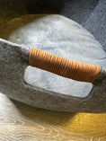 Carica l'immagine nel visualizzatore della galleria, Cuccia in Feltro con Cuscino Morbido - Grigio

