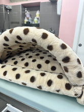 Carica l&#39;immagine nel visualizzatore di Gallery, Cuccia Sacco Nanna &quot;Polka Dream&quot; per Cani di Taglia Media - Comfort e Stile da Portare Ovunque!

