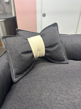 Carica l&#39;immagine nel visualizzatore di Gallery, Cuccia Elegance con Fiocco e Cuscino Sfoderabile - Made in Italy
