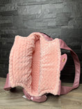 Carica l'immagine nel visualizzatore della galleria, Trasportino – Cuccia Rosa con Fiocco
