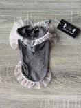 Carica l'immagine nel visualizzatore della galleria, Maglietta Elegante per Cani Trilly Tutti Brilli – Grigio con Volant in Pizzo Rosa – XXS

