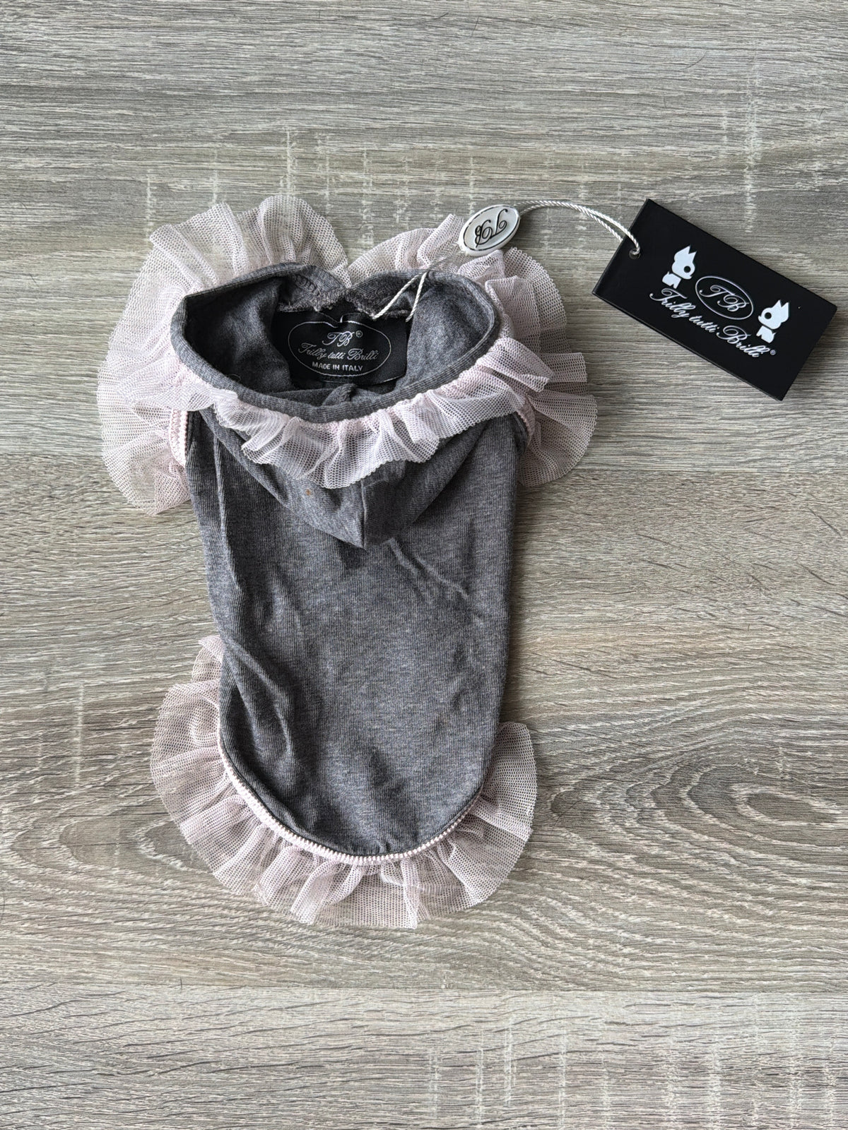 Maglietta Elegante per Cani Trilly Tutti Brilli – Grigio con Volant in Pizzo Rosa – XXS