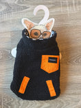 Carica l'immagine nel visualizzatore della galleria, Mantellina Reversibile per Cani Checkered – Nero e Scacchi – XS 25 cm
