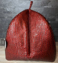 Carica l'immagine nel visualizzatore della galleria, Cuccia Igloo Luxury effetto cocco rossa – Made in Italy

