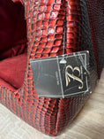 Carica l'immagine nel visualizzatore della galleria, Cuccia Igloo Luxury effetto cocco rossa – Made in Italy
