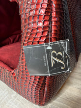 Carica l'immagine nel visualizzatore di Gallery, Cuccia Igloo Luxury effetto cocco rossa – Made in Italy
