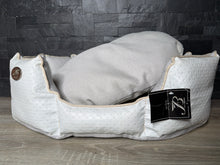 Carica l'immagine nel visualizzatore di Gallery, Cuccia Luxury Comfort Bianca – Made in Italy
