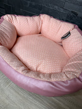 Carica l'immagine nel visualizzatore di Gallery, Cuccia Luxury Comfort Rosa a Pois – Made in Italy

