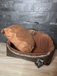 Carica l'immagine nel visualizzatore della galleria, Cuccia Luxury Marrone con Cuscino Imbottito – Made in Italy

