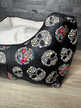 Carica l'immagine nel visualizzatore della galleria, Cuccia Luxury Skull con Cuscino Morbido – Made in Italy
