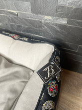 Carica l'immagine nel visualizzatore di Gallery, Cuccia Luxury Skull con Cuscino Morbido – Made in Italy
