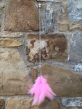 Carica l'immagine nel visualizzatore della galleria, Bacchetta Gioco per Gatti con Piume Rosa Pastello – 65 cm
