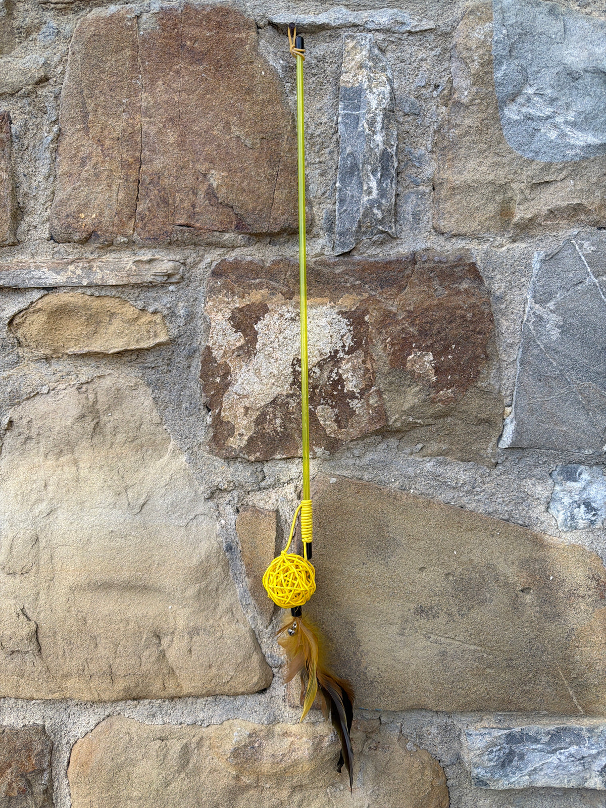 Bacchetta Gioco per Gatti con Pallina Intrecciata Gialla ed Elastico – 70 cm
