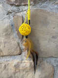 Carica l'immagine nel visualizzatore della galleria, Bacchetta Gioco per Gatti con Pallina Intrecciata Gialla ed Elastico – 70 cm
