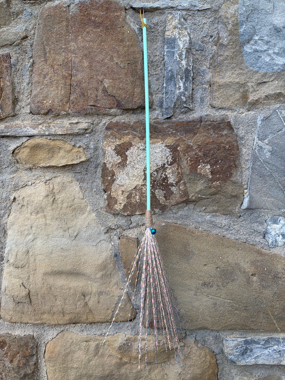 Bacchetta Gioco per Gatti con Fili Iridescenti e Sonaglio – 66 cm