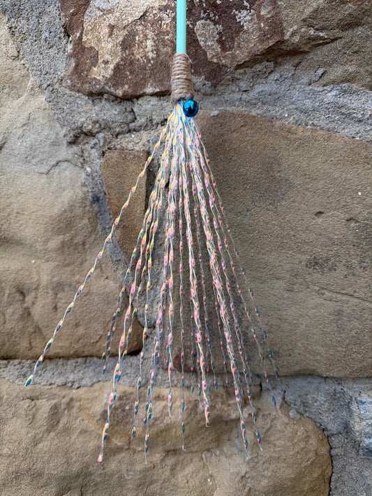 Bacchetta Gioco per Gatti con Fili Iridescenti e Sonaglio – 66 cm