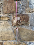 Carica l'immagine nel visualizzatore della galleria, Bacchetta Gioco per Gatti con Fili Iridescenti Rosa e Sonaglio – 65 cm
