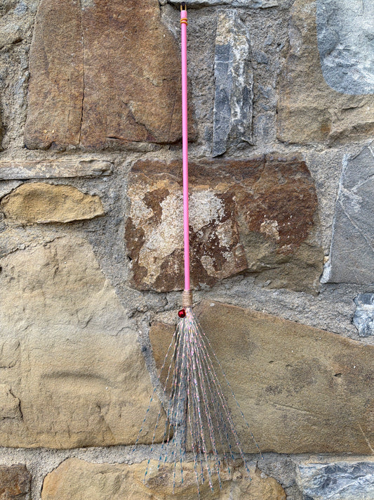 Bacchetta Gioco per Gatti con Fili Iridescenti Rosa e Sonaglio – 65 cm
