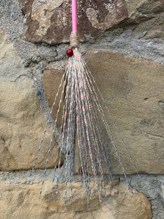 Bacchetta Gioco per Gatti con Fili Iridescenti Rosa e Sonaglio – 65 cm