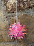 Carica l'immagine nel visualizzatore della galleria, Bacchetta Gioco Olografica per Gatti con Pompon Iridescente Allungabile
