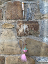 Carica l'immagine nel visualizzatore di Gallery, Bacchetta Gioco Fragolina per Gatti Allungabile con Piuma Rosa
