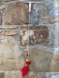 Carica l'immagine nel visualizzatore della galleria, Bacchetta Gioco Fragola per Gatti con Piuma Rossa Allungabile
