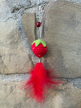 Carica l'immagine nel visualizzatore della galleria, Bacchetta Gioco Fragola per Gatti con Piuma Rossa Allungabile

