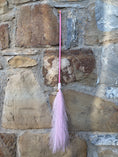 Carica l'immagine nel visualizzatore della galleria, Bacchetta Pink Soft Feather per Gatti con Campanellino 70 cm
