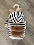 Carica l'immagine nel visualizzatore della galleria, Felpa Bianca a Righe Nere con Tasca Teddy per Cani – XS 25 cm

