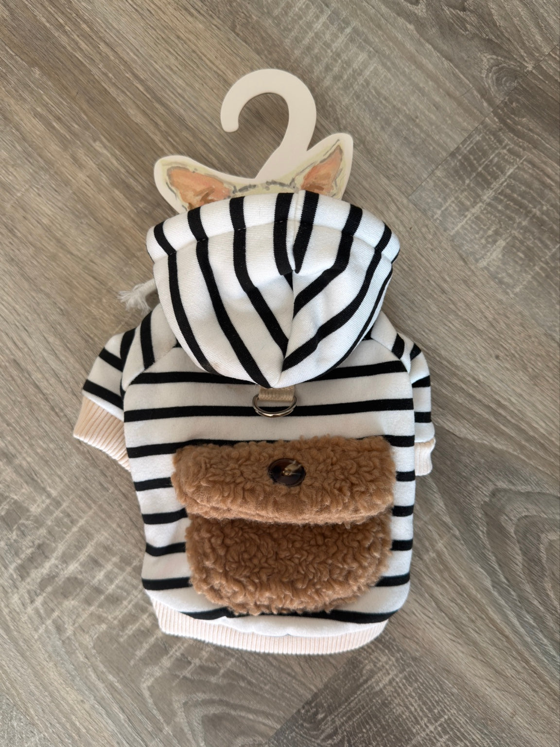 Felpa Bianca a Righe Nere con Tasca Teddy per Cani – XS 25 cm