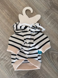 Carica l'immagine nel visualizzatore della galleria, Felpa Bianca a Righe Nere con Tasca Teddy per Cani – XS 25 cm
