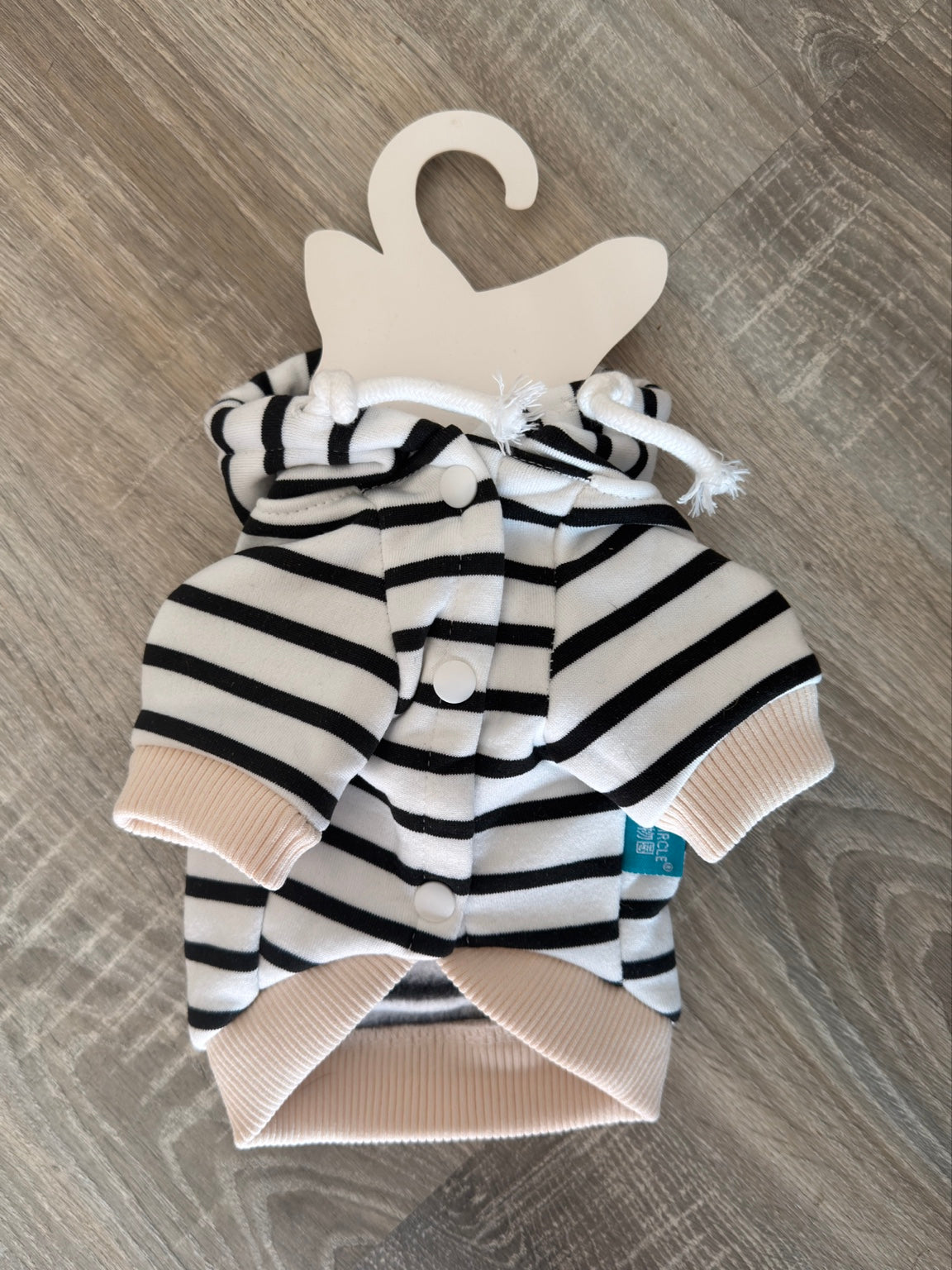 Felpa Bianca a Righe Nere con Tasca Teddy per Cani – XS 25 cm