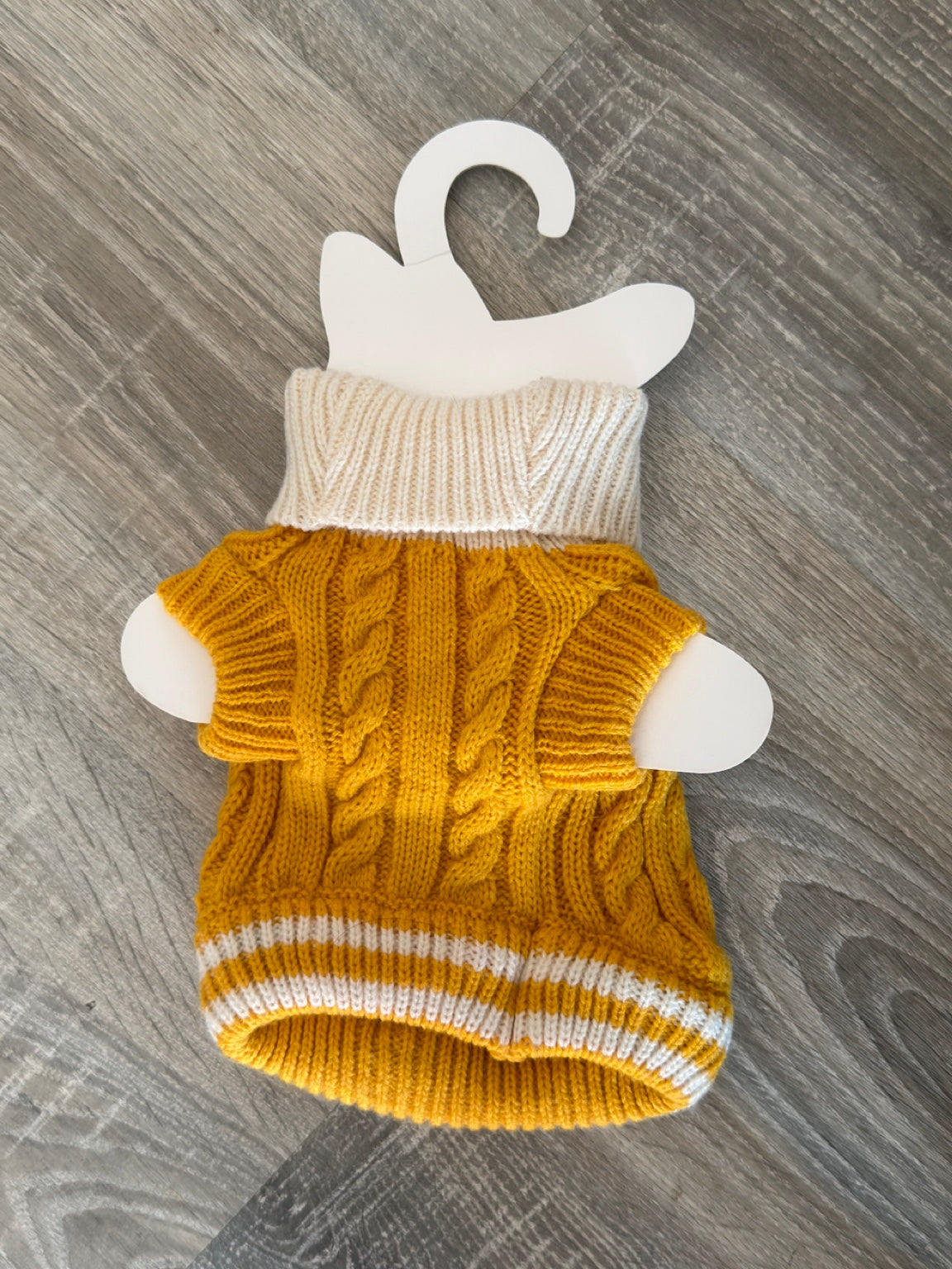 Maglioncino Senape a Trecce con Collo Panna per Cani – XS 25 cm