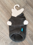 Carica l'immagine nel visualizzatore della galleria, Maglioncino Grigio con Stella e Cappuccio Pompon per Cani – XS 25 cm
