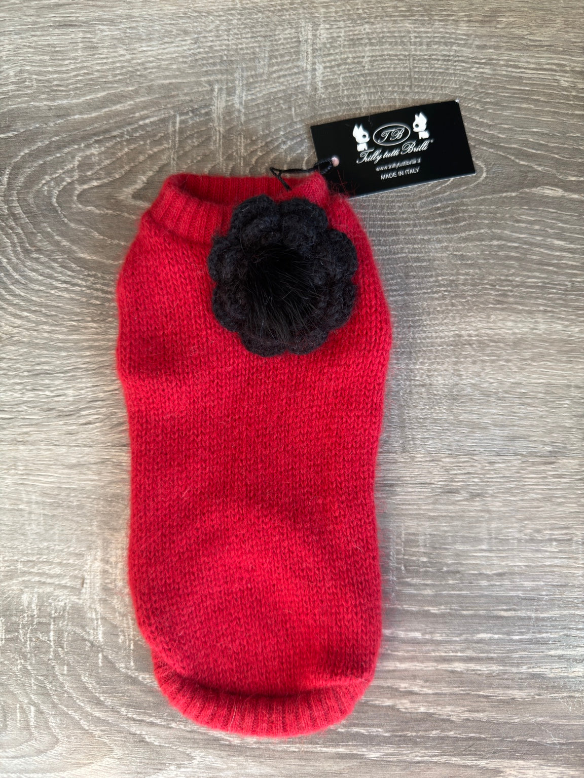 Maglioncino rosso con fiore nero fronte