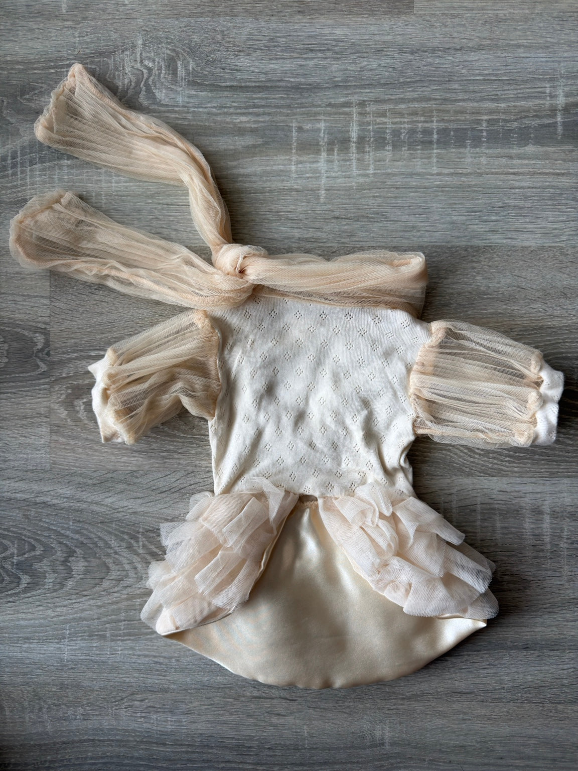 Abitino elegante per cani panna con tulle e fiorellini