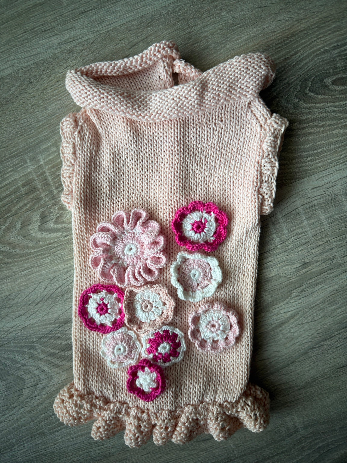 Vestitino per cani rosa con fiori all'uncinetto – Fatto a mano