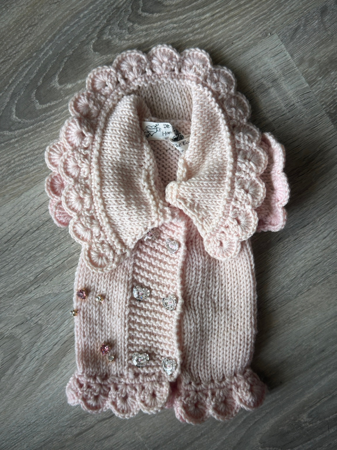 Cardigan rosa per cani fatto a mano con Swarovski e bordi floreali