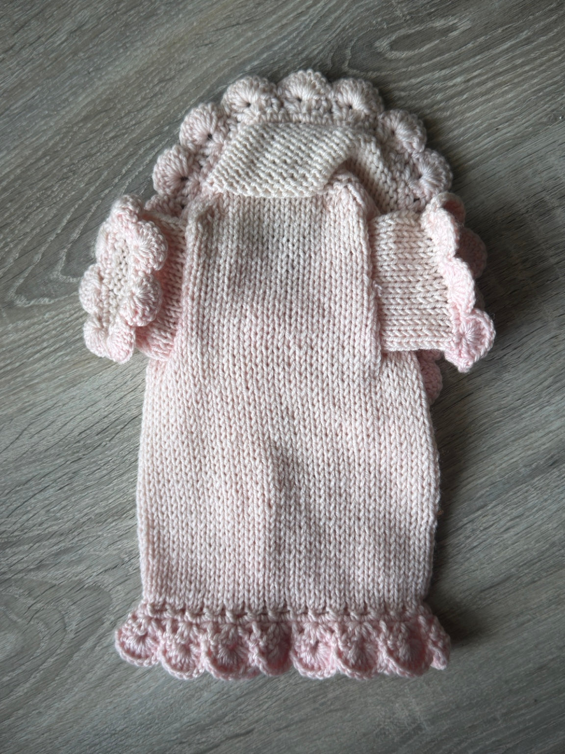 Cardigan rosa per cani fatto a mano con Swarovski e bordi floreali