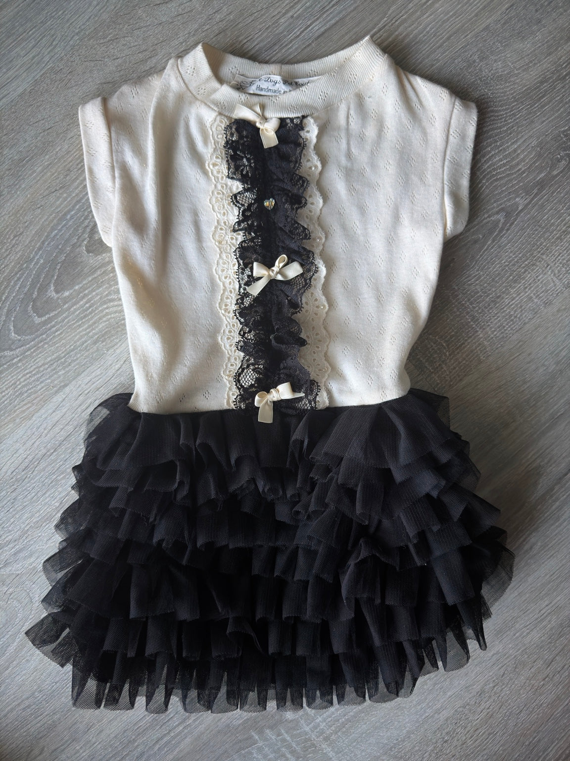 Abitino panna e nero con pizzo e gonna in tulle vista frontale